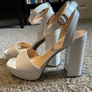 Guess pumps